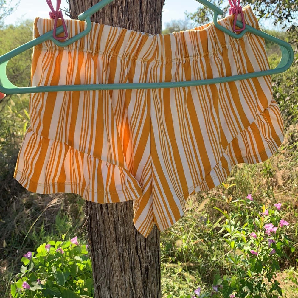 Harmony & Havoc Ruffle Shorts - Picture 2 of 5